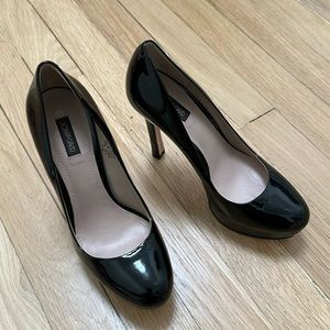 Patent black pumps